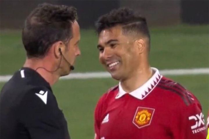 Casemiro cười tươi sau khi MU thua Sevilla