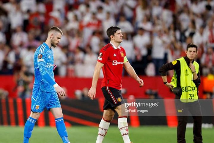 MU đại bại: Báo Anh mỉa mai Maguire & De Gea, so sánh trận thua Liverpool 0-7
