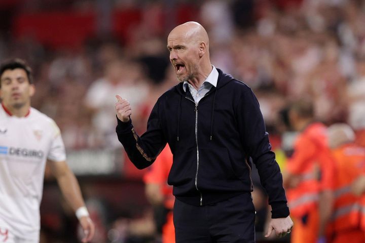 Man Utd thảm bại trước Sevilla, HLV Erik ten Hag nói 'không thể chấp nhận'