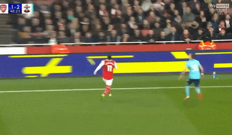 Hậu vệ Premier League bị buộc rời sân sau cú ngã lộn cổ