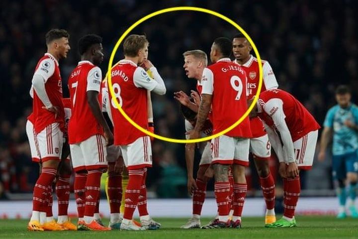 Cầu thủ Arsenal họp đội ngay trên sân