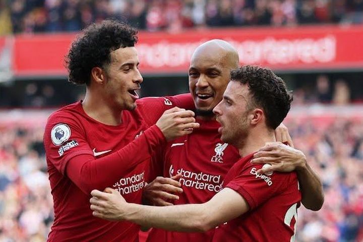 Thắng Forest kịch tính, Liverpool rút ngắn cách biệt với top 4