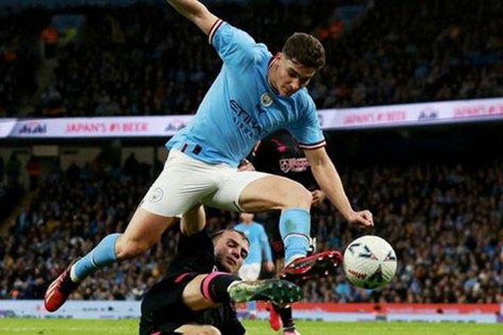 Man City thong dong tranh vé chung kết FA Cup