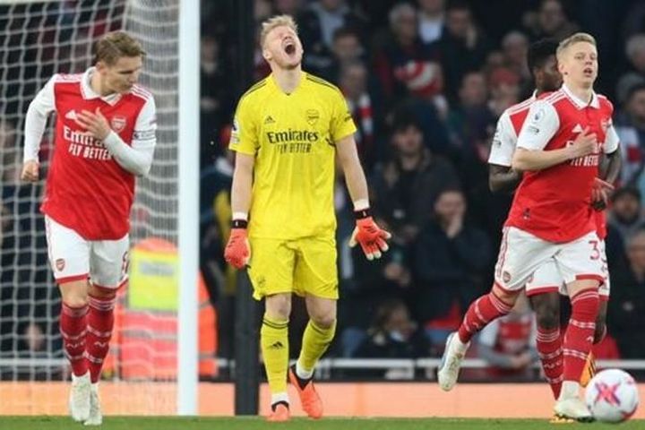 Arsenal lại tự 'bắn vào chân' trong cuộc đua vô địch