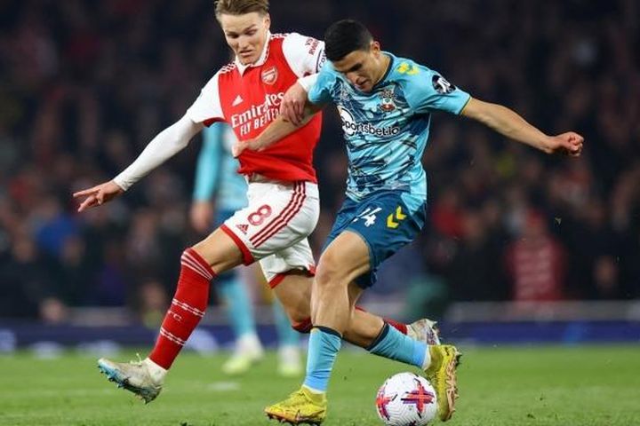 Hòa hú vía đội bét bảng Southampton, cơ hội vô địch của Arsenal thấp dần