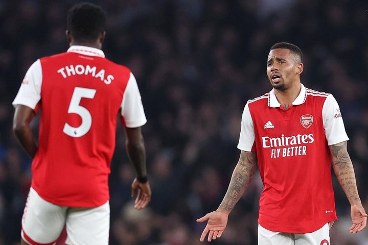 Arsenal hòa đội chót bảng: Run rẩy đấu Man City