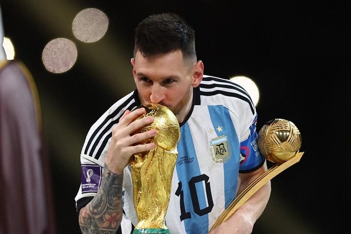 Messi nhận giải Cầu thủ hay nhất thế giới; Ronaldo xoa dịu CĐV Saudi Arabia