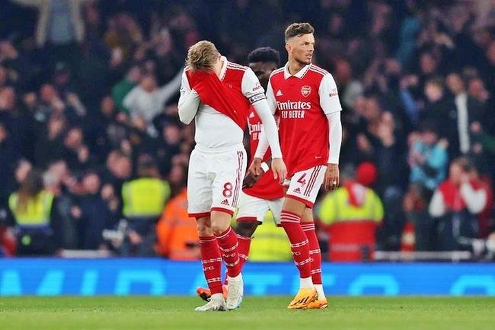 Cuộc đua vô địch Premier League: Arsenal có nguy cơ sảy chân như MU