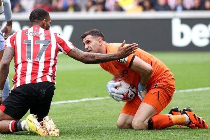 Emiliano Martinez bỏ dở trận đấu vì nôn mửa