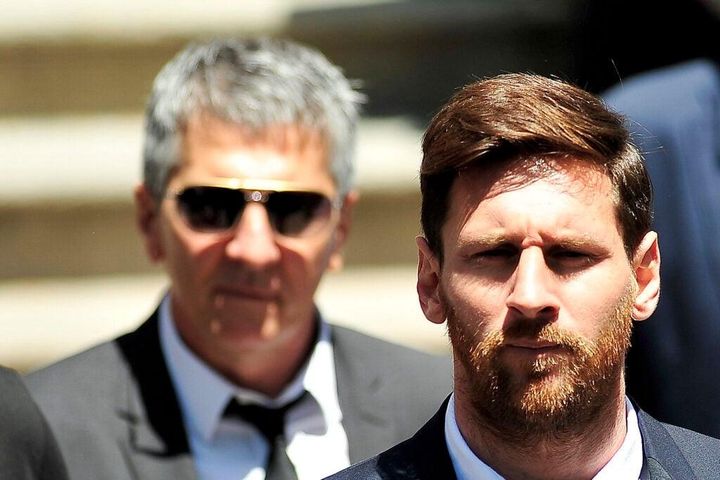 Messi cùng gia đình đến Barcelona với 15 chiếc vali