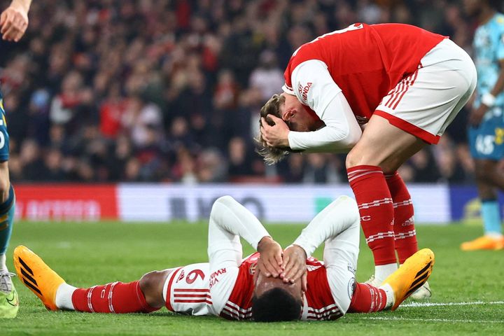 6 lần mất ngôi vô địch Premier League đáng tiếc nhất lịch sử