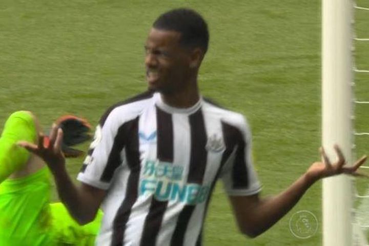 Biểu cảm của cầu thủ Newcastle khi dẫn 5-0 sau 21 phút