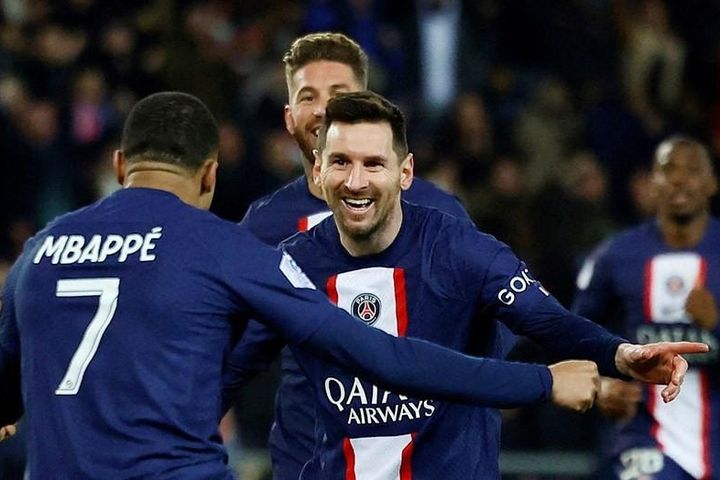 Mbappe thuyết phục Messi ở lại PSG