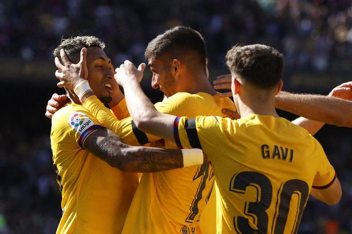 Kết quả vòng 30 La Liga: Barca thắng Atletico Madrid trong 'cơn mưa thẻ'