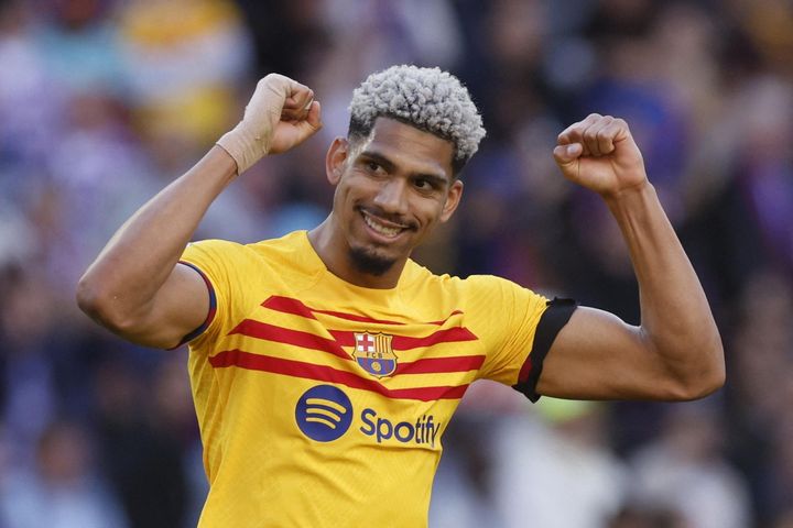 Hạ Atletico, Barca tái lập khoảng cách 11 điểm với Real
