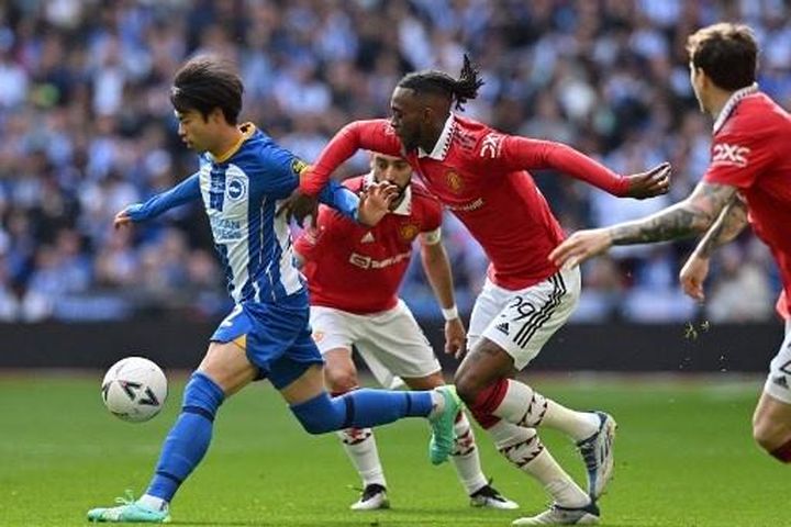 Wan-Bissaka làm lu mờ Mitoma
