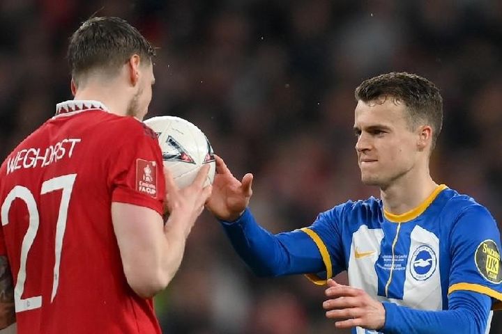 Wout Weghorst 'làm phép' để Brighton thua MU trong loạt đấu 11m