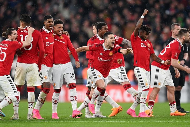 Manchester United vào chung kết FA Cup sau loạt sút luân lưu may rủi