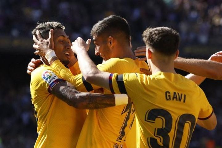 Cắt đứt mạch bất bại của Atletico, Barca vững vàng trên ngôi đầu