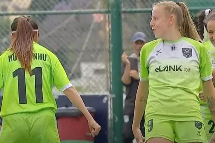 Huỳnh Như rủ đồng đội Lank FC ăn mừng như Ronaldo