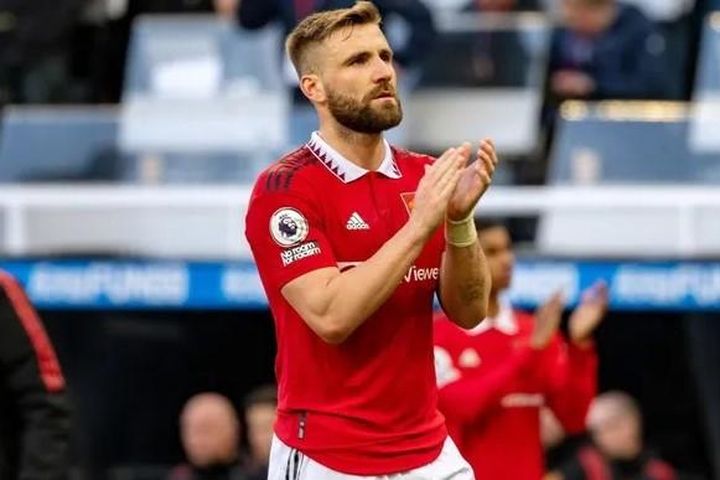 Luke Shaw càng ngày càng thích đá trung vệ
