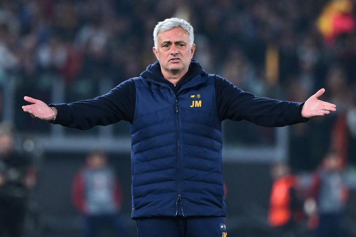 Thầy trò Mourinho văng khỏi top 4 sau trận thua Atalanta