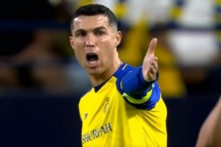 Ronaldo to tiếng với ban huấn luyện trong trận thua