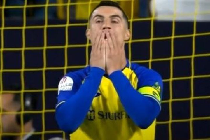 Ronaldo phải thi đấu trên mặt sân xấu