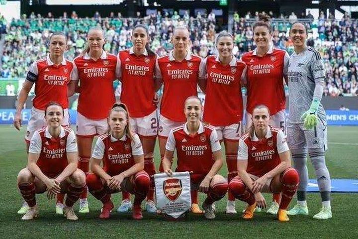 Máy bay chở đội nữ Arsenal bốc cháy sau khi bị chim bay vào động cơ