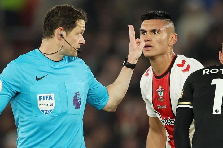 Southampton lâm nguy trong cuộc đua trụ hạng
