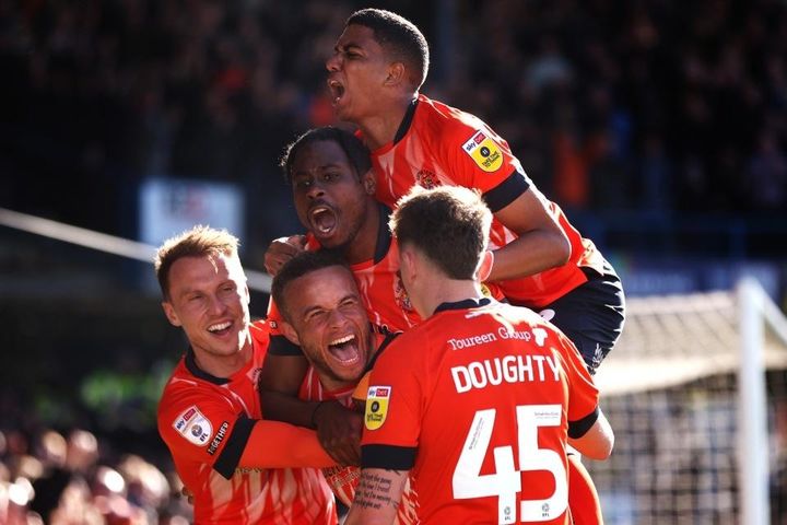 8 đội bóng hạng Nhất Anh cạnh tranh vào vòng play-off