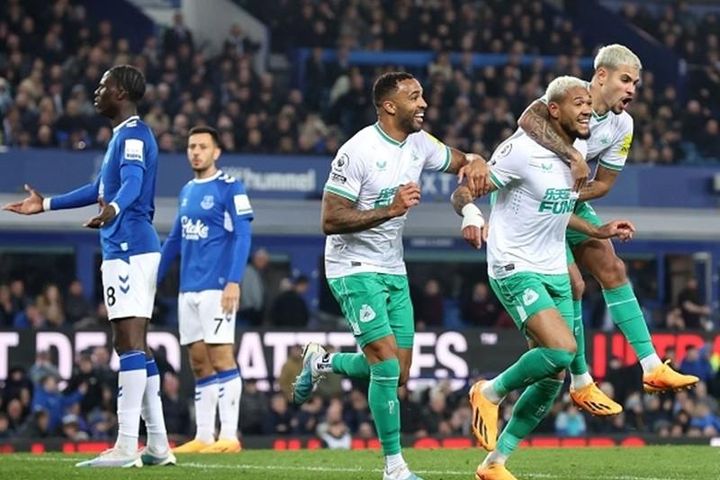 Newcastle tiến rất gần suất dự Champions League