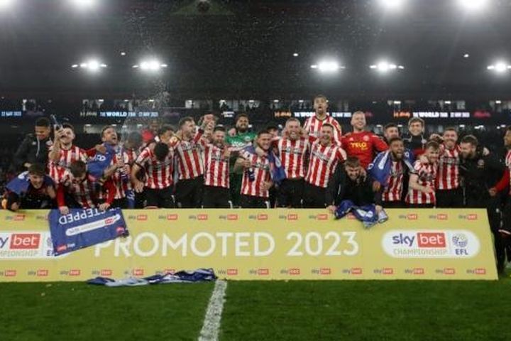 Đội bóng thứ 2 chính thức thăng hạng Premier League mùa tới
