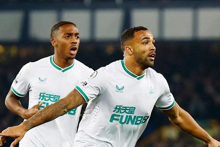 Newcastle đè bẹp Everton, cho MU 'ngửi khói'