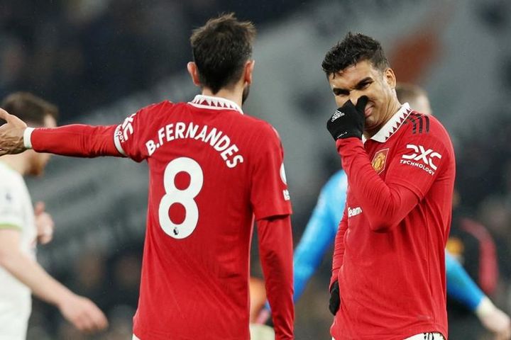 Bruno Fernandes bức xúc mắng Casemiro sau trận hòa của MU