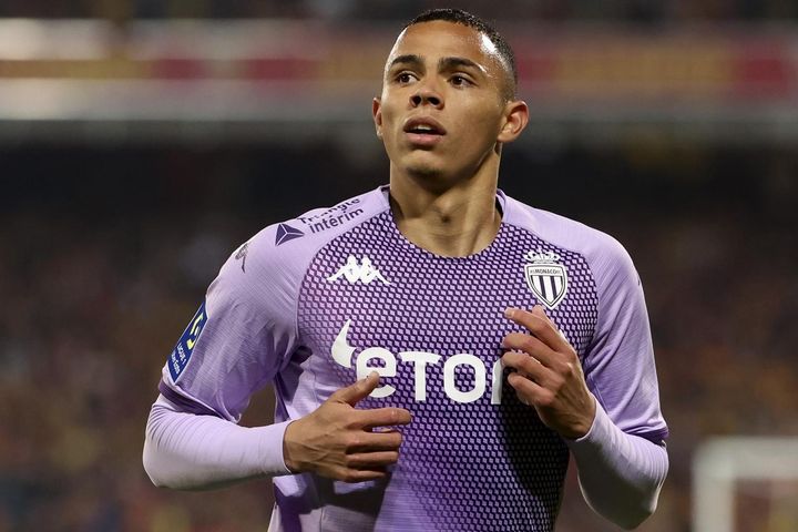 MU mua Vanderson, Man City lấy sao Hàn Quốc