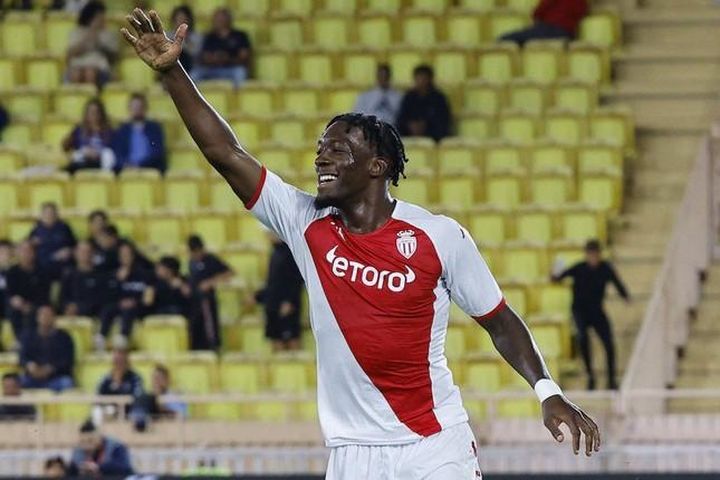 Monaco bật đèn xanh cho MU mua 'trung vệ thép'