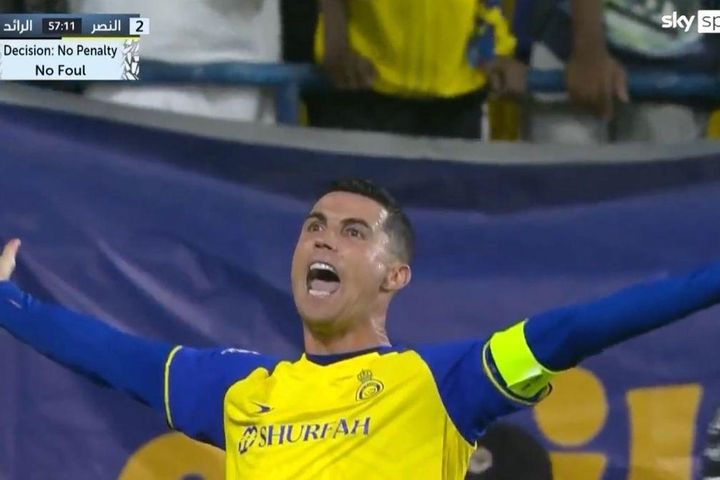 Ronaldo nổi cáu trong pha bóng gây tranh cãi
