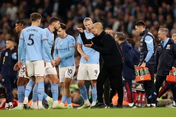 HLV Guardiola cảnh báo Man City: 'Arsenal chắc chắn không bỏ cuộc'