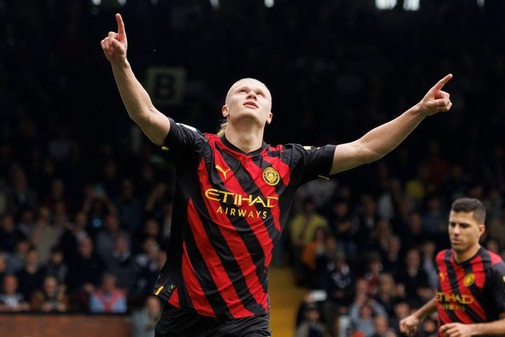 Haaland giúp Man City chiếm ngôi đầu của Arsenal