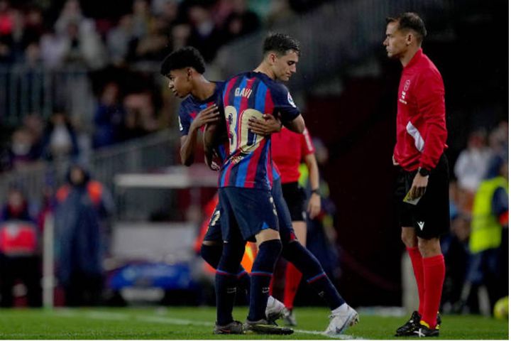 Tiền đạo trẻ 15 tuổi đi vào lịch sử Barca