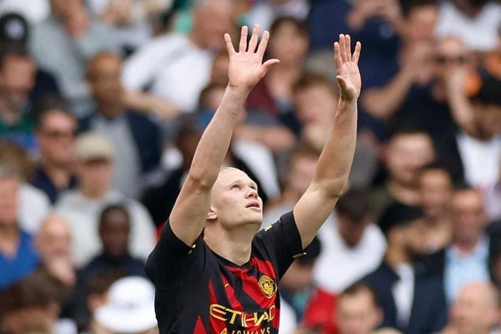 Haaland ghi bàn, Man City vượt Arsenal lên ngôi đầu