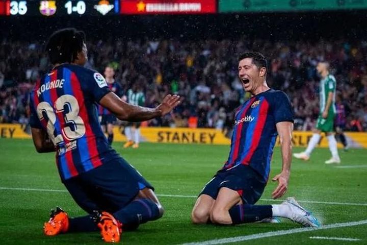 Đè bẹp Betis, Barca tiến gần đến 'ngai vàng' La Liga