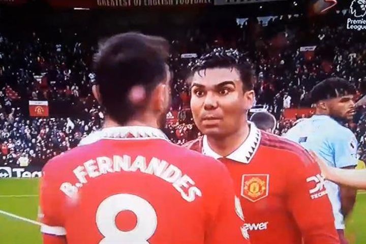 Casemiro trợn trừng mắt, tỏ thái độ với Bruno Fernandes