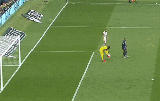 Mbappe cười tươi sau pha ghi bàn 'dễ nhất sự nghiệp'