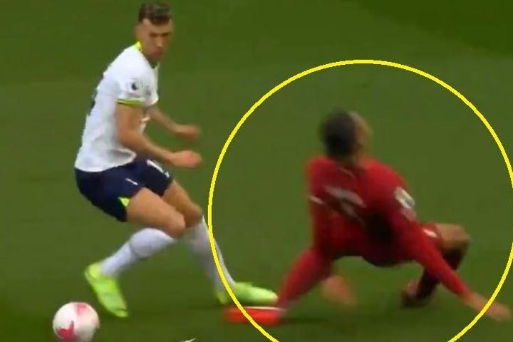 Van Dijk bị chế nhạo sau pha trượt chân