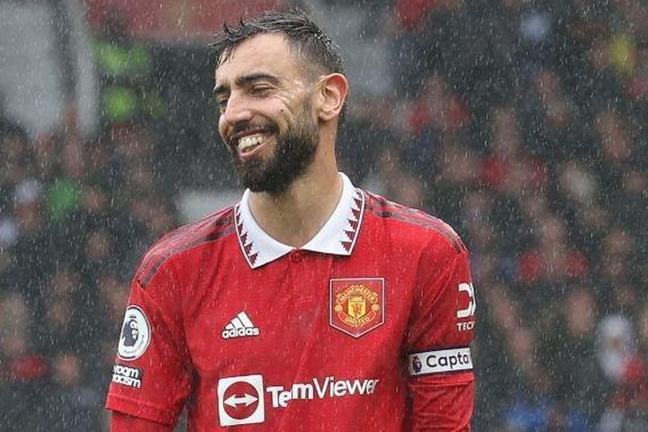 Bruno Fernandes không trả băng đội trưởng khi Maguire vào sân