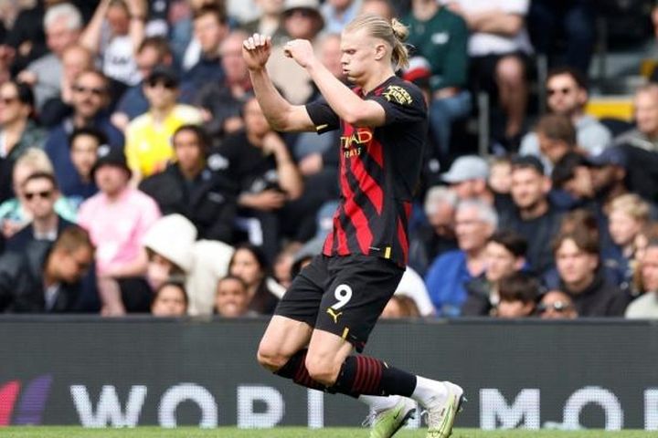 Man City chiếm ngôi đầu của Arsenal, Man United đánh bại Aston Villa