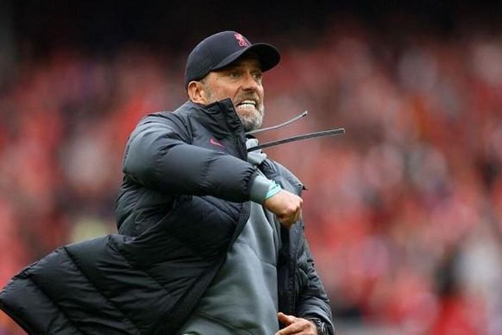 HLV Klopp dính… chấn thương vì ăn mừng khiêu khích trọng tài thứ 4