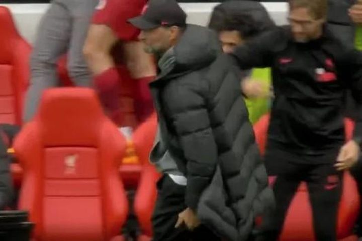HLV Jurgen Klopp chấn thương khi ăn mừng quá nhiệt